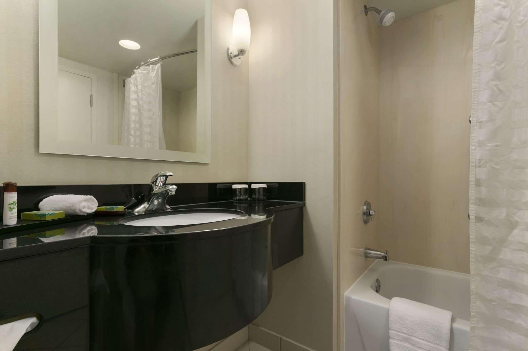 Hotel Embassy By Hilton North Loudoun 3*